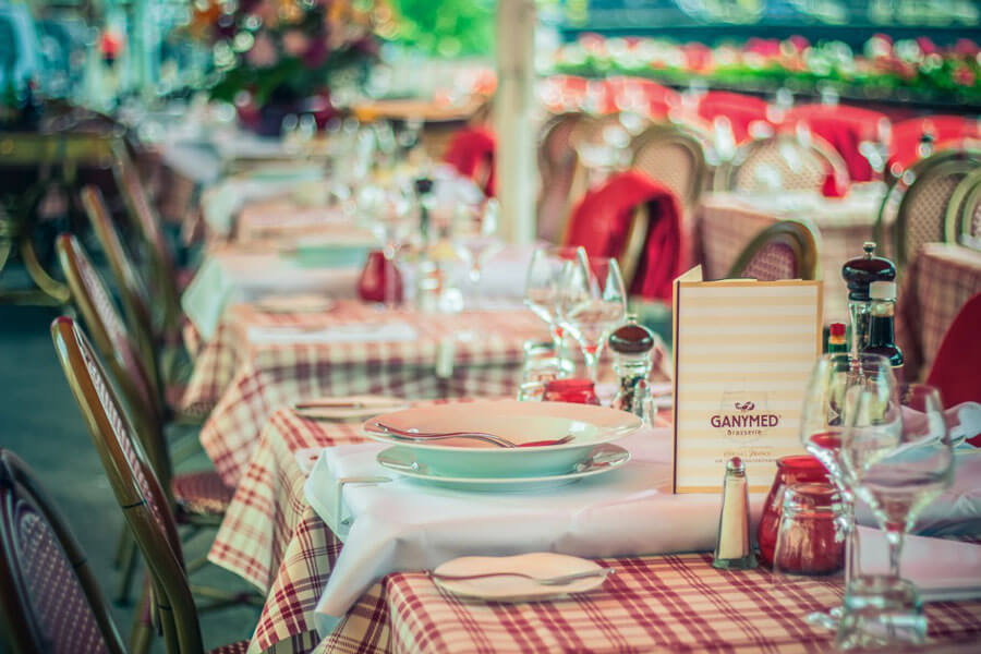 Französisch eingedeckte Tische auf der Spreeterrasse der Ganymed Brasserie