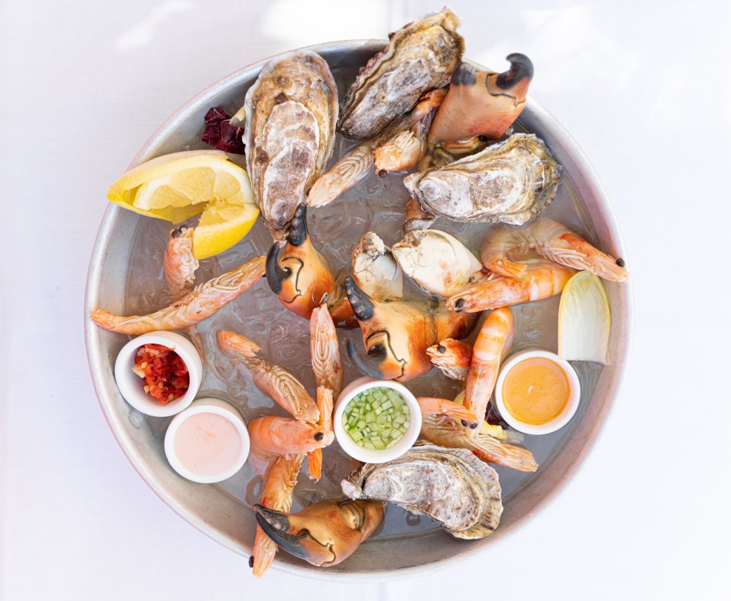 Meeresfrüchteplatte Classique mit Austern, Crevetten und Taschenkrebsscheren