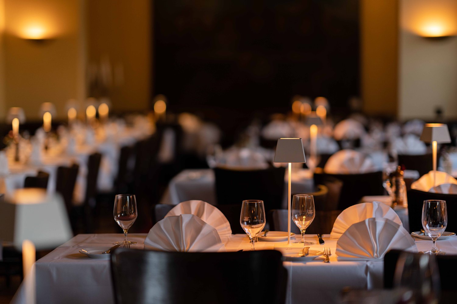 Ganymed Restaurant elegent dekoriert mit abendlicher Beleuchtung.