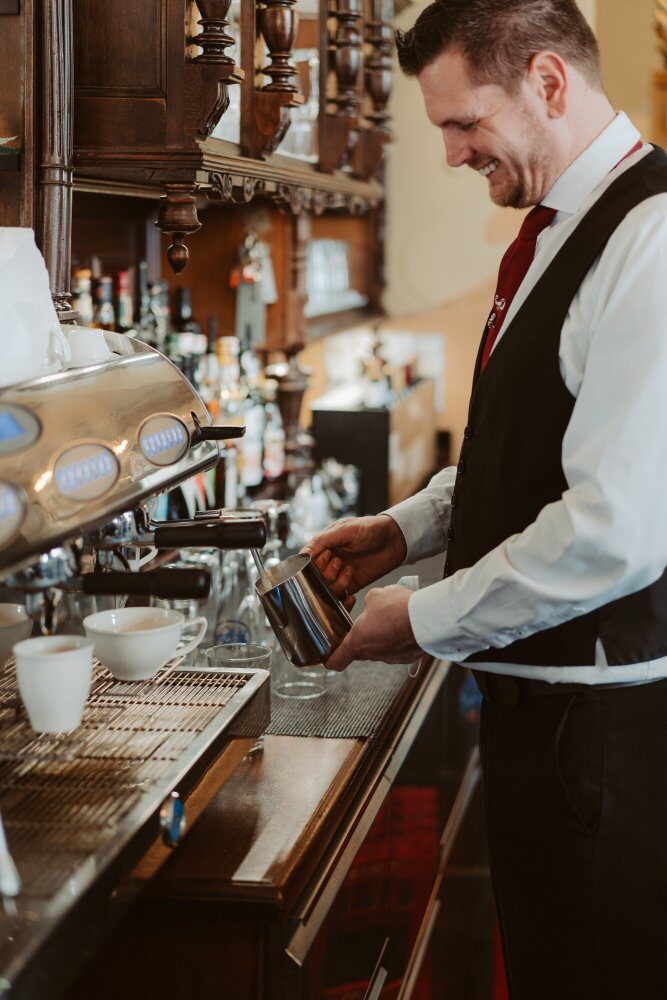 Barista macht Kaffee in der Ganymed Brasserie Berlin. Foto: Florian Kottlewski